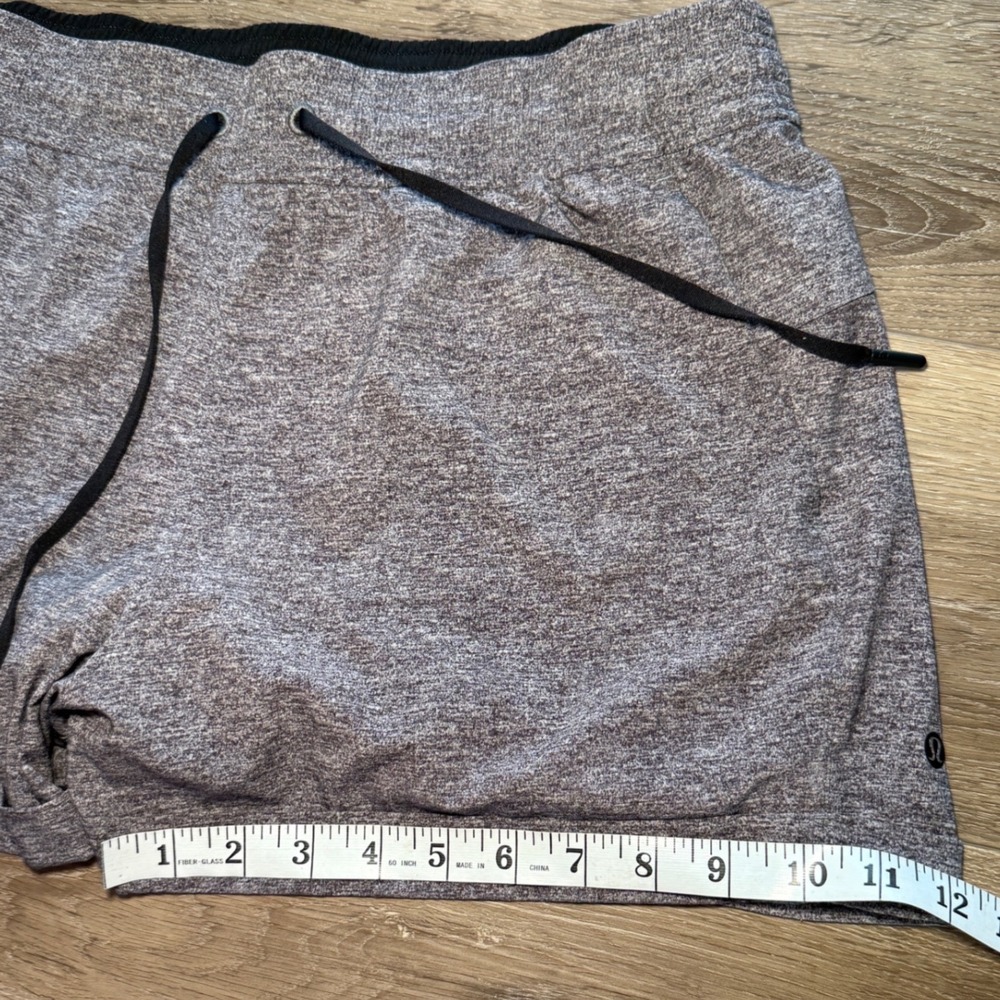 Lululemon On the Fly Short Heathered Gray Luxtreme W7ANHS Size 10 - Picture 9 of 9
